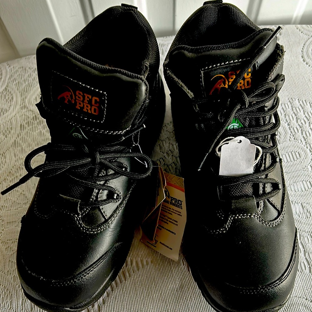 Men’s or women’s Working boots. Black